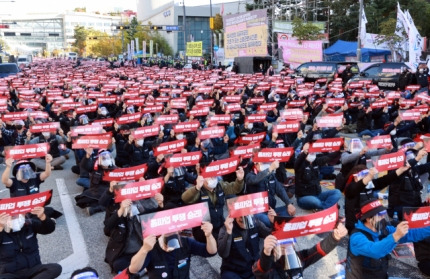 화물연대 조합원들이 지난해 10월 정부세종청사 인근에서 총파업 결의 대회를 열고 있다. / 연합뉴스