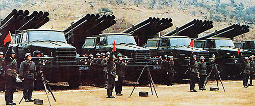 휴전선 일대 지하 벙커에 200여 대를 배치한 채 서울과 수도권을 향해 포문을 열어둔 북한 포병의 240mm 방사포대.