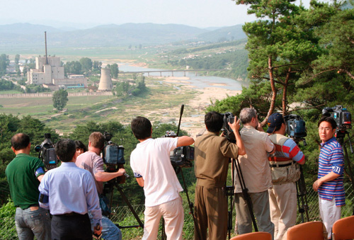 ⓒReuter=Newsis 2008년 6월27일, 외신 기자들이 영변 원자로 냉각탑 폭파를 취재하고 있다. 북한은 힐 차관보의 입지를 강화해주려고 냉각탑을 폭파한 것으로 알려졌다.