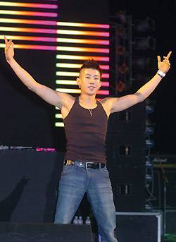 ⓒ뉴시스 박재범(위)은 8월7일 <2010 써머위크앤티> 행사를 통해 건재를 과시했다.