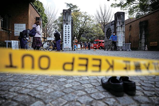 고교 2년생의 칼부림 사건이 발생한 도쿄대 시험장 정문에서 1월15일 일본 경찰들이 검문검색을 하고 있다.ⓒREUTERS