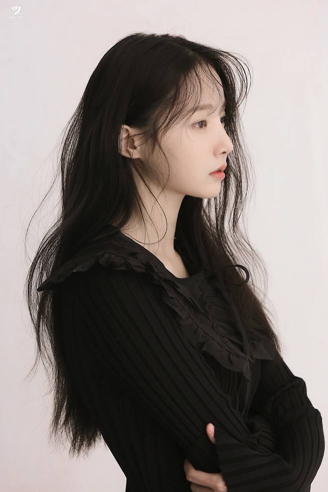 Yeon Woos agency, 9 Ato Entertainment, has unveiled the behind-the-scenes cut of the February issue of Arena Homme Plus, which was filmed by actor Yeon Woo through official SNS and post.Yeon Woo in the public behind-the-scenes photo perfectly digests the simple dress style of black and white, and boasts the pure visual of Yeon Woo with natural makeup.The hair of the long hair and the long hair of the hair that the features of the young Woo are well revealed, especially the back of the all-white jacket, caught the attention of those who create an alluring atmosphere.Above all, it showed a completely different appearance from the youthful atmosphere that was shown in the work, and it imprinted the endless charm as an actor.On the other hand, Yeon Woo has expanded its activities since 2018 MBC Drama Great Temptator, and has since become an actor by showing various performances through Nida Chillima Mart, Alice and Live On.In addition, Drama Goldoon, which Yeon Woo confirmed as the main character, will be broadcast on MBC in the second half of 2022.