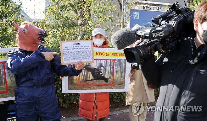 동물보호단체, KBS '태종 이방원' 동물학대 규탄 (서울=연합뉴스) 한상균 기자 = 한국동물보호연합 등 동물보호단체가 21일 여의도 KBS 본관 앞에서 '태종 이방원' 드라마 동물학대 규탄 기자회견을 하고 있다.
    '태종 이방원'은 낙마 장면 촬영을 위해 와이어로 말을 강제로 쓰러트렸다. 해당 말은 촬영 일주일 뒤 사망한 것으로 알려졌다. 2022.1.21 xyz@yna.co.kr