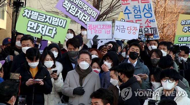 시민들에게 인사하는 이재명 대선 후보 (서울=연합뉴스) 더불어민주당 이재명 대선 후보가 21일 서울 마포구 연남동 거리에서 열린 '걸어서 민심 속으로' 연남동 거리 걷기 행사에서 시민들에게 인사하고 있다. 2022.1.21 [국회사진기자단] toadboy@yna.co.kr