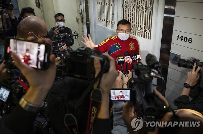 (EPA=연합뉴스) 홍콩기자협회장인 론슨 챈 입장신문 부국장이 지난달 29일 자택에서 경찰에 연행됐다가 풀려난 후 취재진의 질의에 답하는 모습. [연합뉴스 자료사진] 2022.1.21.