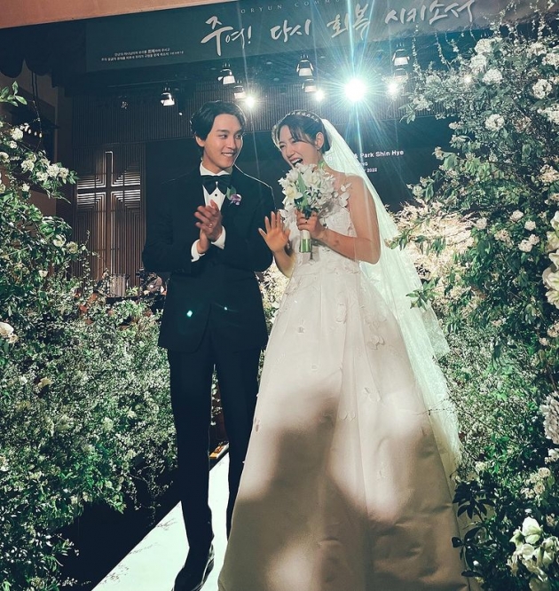 Actor Lee Sun-bin congratulated Park Shin-hye and Choi Tae-joon on their marriage.Lee Sun-bin posted several photos on his 22nd day with his article I will pray that my sister and sister are full of happiness alone!Im tearing up today... why is it always so touching and clunky? he added.The photo shows Park Shin-hye and Choi Tae-joon walking along Virgin Road, and Lee Sun-bin took a picture of the two people with a loving look and left it as a record.On the other hand, Park Shin-hye and Choi Tae-joon held a private wedding ceremony in Seoul.