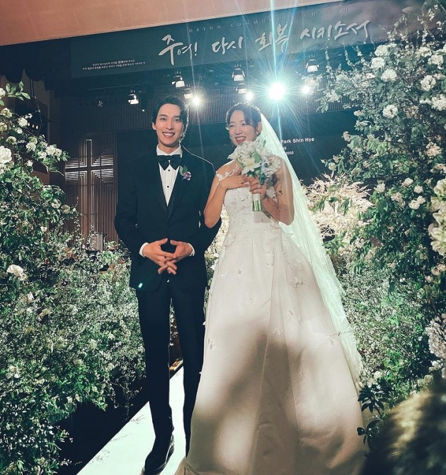 Actor Lee Sun-bin congratulated Park Shin-hye and Choi Tae-joon on their marriage.Lee Sun-bin posted several photos on his 22nd day with his article I will pray that my sister and sister are full of happiness alone!Im tearing up today... why is it always so touching and clunky? he added.The photo shows Park Shin-hye and Choi Tae-joon walking along Virgin Road, and Lee Sun-bin took a picture of the two people with a loving look and left it as a record.On the other hand, Park Shin-hye and Choi Tae-joon held a private wedding ceremony in Seoul.