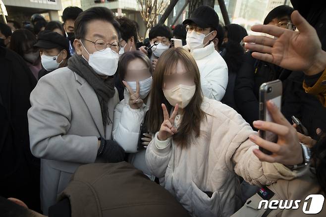 이재명 더불어민주당 대선 후보가 21일 '걸어서 민심 속으로' 일환으로 서울 마포구 연남동 일대를 찾아 시민들과 소통하고 있다./뉴스1 © News1 국회사진취재단