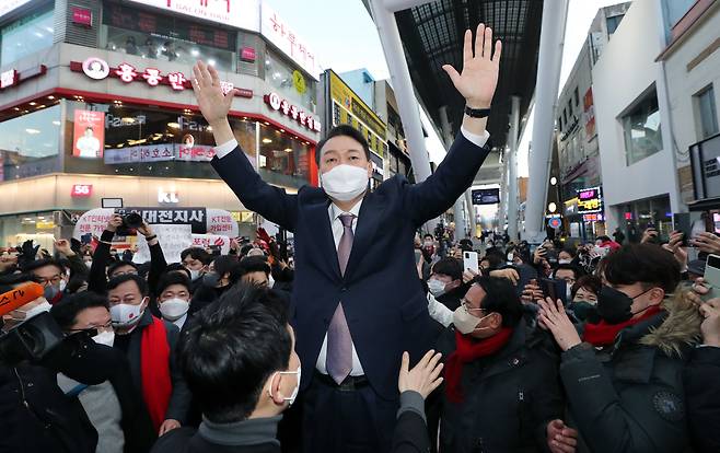 국민의힘 윤석열 대선 후보가 지난 21일 오후 대전 동구 중앙시장을 찾아 즉석연설하기 전 손 인사를 하고 있다. /연합뉴스