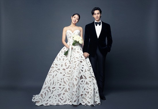 Actor Park Shin-hye will become a bride in January. She will sign a 100-year-old privately with Choi Tae-joon at a meeting place in Seoul on the 22nd.The two sides unveiled their wedding photos ahead of the ceremony, and Park Shin-hye, who was wearing a white wedding dress with a brilliant beauty, boasted a beautiful visual wearing a black tuxedo.In particular, the neat atmosphere of the bride, Park Shin-hye, stood out, and the bouquet in both hands was held in a faint expression, as the plant and the goddess-like force were emitted from the single cut.Park Shin-hye and Choi Tae-joon started a serious meeting in 2017 and the two announced their pregnancy in November last year, announcing their marriage news.At the time, Park Shin-hye said, (Choi Tae-joon) has been my support for a long time, and I have covered the lack of human Park Shin-hye. I will show you a good look after my family.Choi Tae-joon said, Park Shin-hye is like a silver person. He expressed affection for how to laugh brightly when I am happy, and how to cry out loud when I am sad.