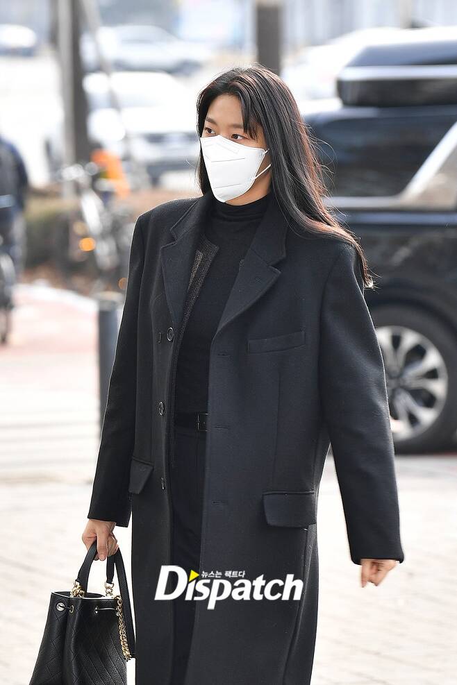 Singer and Actor Seolhyun attended the wedding ceremony of Actor Park Shin-hye and Choi Tae-joon at a church in Gangdong-gu, Seoul on the morning of the 22nd.Seolhyun produced a neat yet chic atmosphere with a black coat and turtleneck.