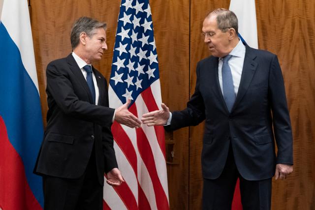 토니 블링컨(왼쪽) 미국 국무장관과 세르게이 라브로프 러시아 외교장관이 21일 스위스 제네바에서 회담을 앞두고 인사를 나누고 있다. 제네바=AP 연합뉴스