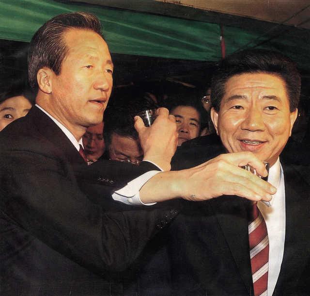 2002년 11월 20일 노무현 새천년민주당 대통령후보(오른쪽)와 정몽준(왼쪽) 후보가 심야회동에서 후보 단일화에 합의한 뒤 여의도 한 포장마차에서 소주잔으로 러브샷을 하고 있다. 손용석 기자