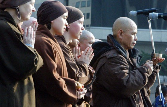 틱 낫한 스님과 제자들이 반전 평화 운동 집회에 참석해 발언하고 있다. [중앙포토]