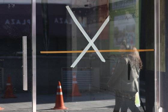 지난 16일 서울 중구 명동거리의 한 상점이 텅 비어있다. 뉴스1