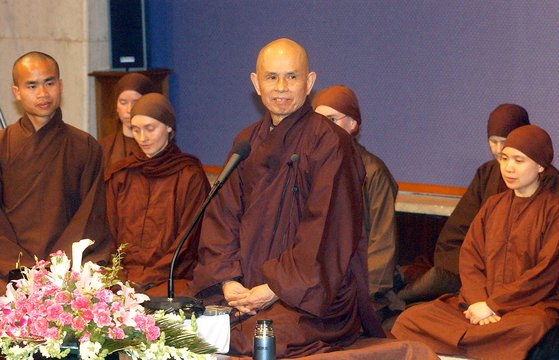세계적인 불교 지도자이자 평화 운동가인 틱낫한 스님이 향년 95세를 일기로 열반했다. 사진은 틱낫한 스님이 지난 2003년 3월18일 오전 프레스센터에서 방한기자회견을 갖고 있는 모습. 연합뉴스