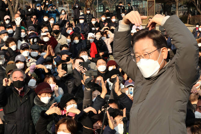 더불어민주당 이재명 대선후보가 22일 서울시 송파구 석촌호수에서 즉석연설을 마친 뒤 지지자들에게 하트로 답례하고 있다. [연합]