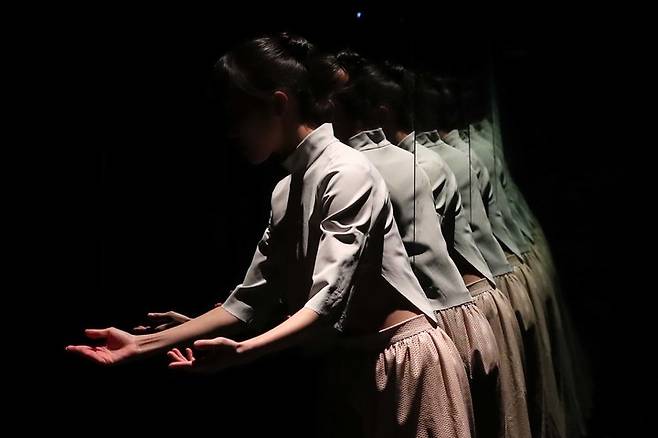 [서울=뉴시스] 박진희 기자 = 독창적인 미디어아트를 선보여온 김치앤칩스(Kimchi and Chips)가 덴마크 안무가 시몬느 뷔로드와 협업한 현대무용 공연 ‘콜렉티브 비해비어(Collective Behaviour)’. 2022.01.22. pak7130@newsis.com  *재판매 및 DB 금지