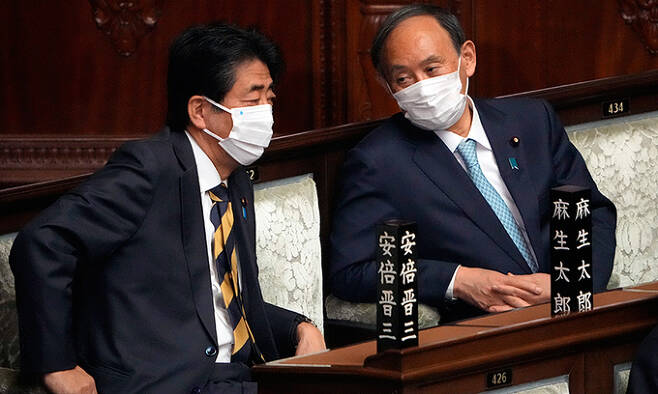 시정연설을 듣고 있는 이베 신조 전 총리(왼쪽)와 스가 요시히데 전 총리. 도쿄=AP연합뉴스