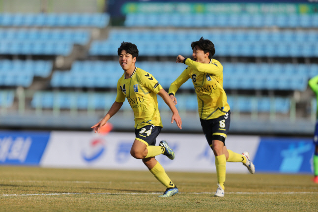 전주대 이현우(왼쪽)가 후반 추가골을 넣은 뒤 기뻐하고 있다. 제공 | 한국대학축구연맹