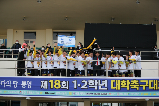 정진혁 전주대 감독이 시상대에서 우승 트로피를 들고 선수들과 기뻐하고 있다. 제공 | 한국대학축구연맹