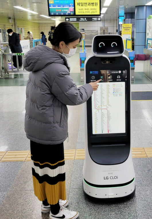 지하철을 이용하는 시민이 LG 클로이 가이드봇을 통해 노선도를 확인하고 있다.(사진=LG전자)