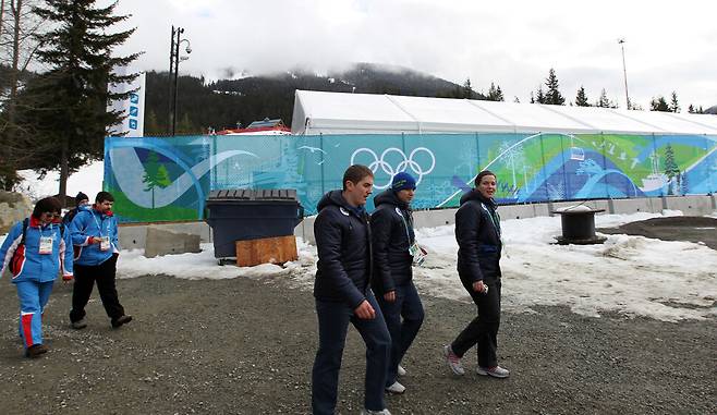 캐나다 밴쿠버 동계올림픽이 열린 2010년 2월9일 오전(한국시간) 휘슬러 슬라이딩 센터에서 참가 선수들이 경기장을 둘러보기 위해 가고 있다. 포근한 날씨에 눈들이 녹아 있다. 개막은 13일이다. 연합뉴스