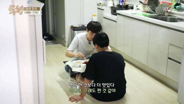 청년 가장인 전건호씨와 그의 동생이 함께 저녁을 먹고 있다. 일하고 온 형을 위해 동생이 진미채를 직접 볶았다. 중학생이 서툰 손으로 만든 진미채는 자장면처럼 까맸다. KBS1 '동행' 방송캡처