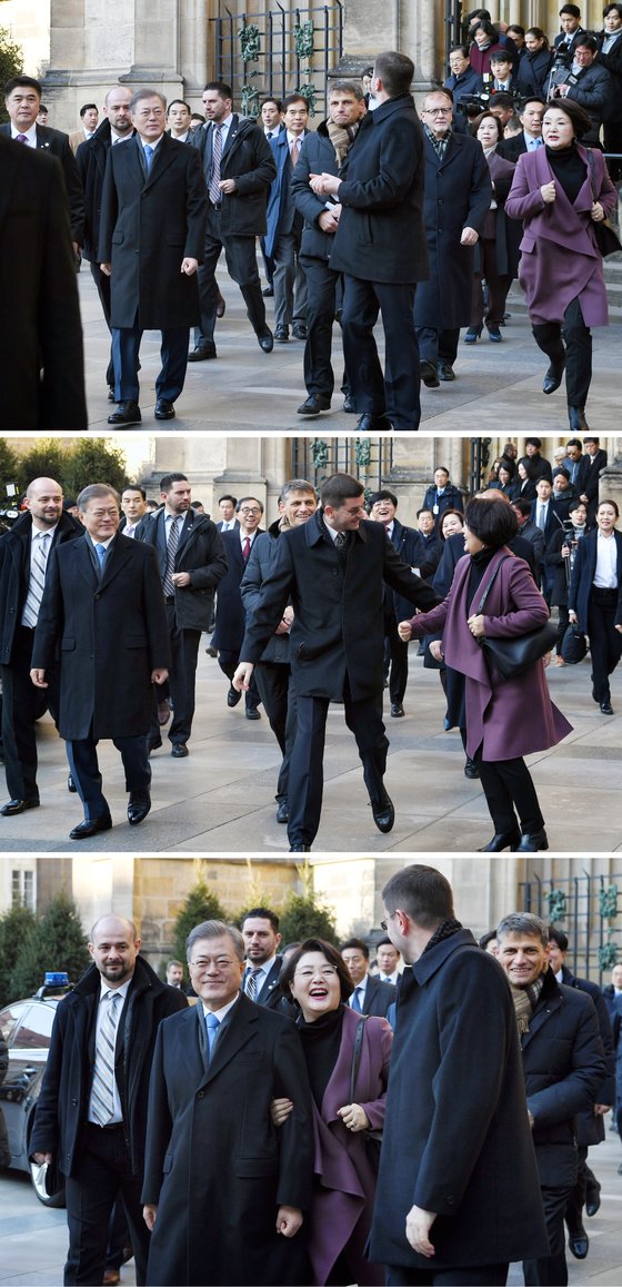 G20 정상회의 중간 기착지인 체코 프라하를 방문 중인 문재인 대통령과 부인 김정숙 여사가 28일 오전(현지시간) 프라하 성과 비투스 성당을 둘러 봤다. 꼼꼼하게 성당 내부를 둘러 보다 뒤쳐진 김 여사가 "우리 남편 어디갔냐'며 급히 뛰어 문 대통령에 다가가 다정하게 팔짱을 끼고 있다. 강정현 기자