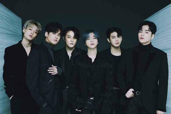 iKON members Kim Dong-hyuk, first from left, Kim Jin-hwan, fourth from left, and Song Yun-heong, fifth from left, tested positive for Covid-19 according to the group's agency YG Entertainment on Sunday. [ILGAN SPORTS]