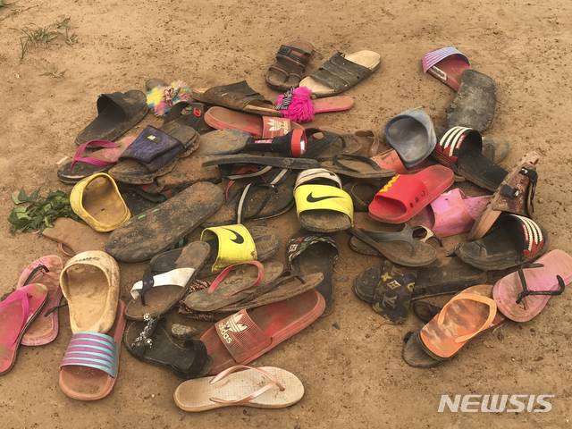 [카두나=AP/뉴시스]6일(현지시간) 나이지리아 다미시 카두나에서 무장 괴한들의 공격으로 학생들이 납치된 베델침례 기숙고등학교 현장에 학생들이 신고 있던 신발들이 널브러져 있다. 현지 경찰은 5일 새벽 무장 괴한들이 총을 쏘며 학교를 습격해 학생 140여 명이 납치됐으며 이 사건으로 주 내 13개 학교가 폐쇄됐다고 밝혔다. 2021.07.07.