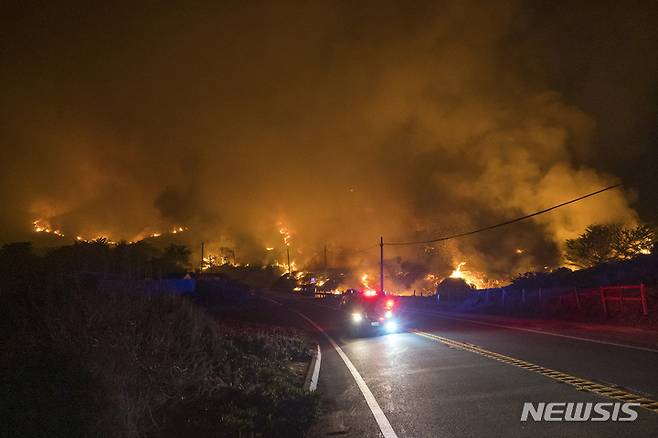 [빅 서 ( 미 캘리포니아주)= AP/뉴시스] 캘리포니아 빅 서 부근 산불로 22일 (현지시간) 폐쇄된 하이웨이 1번 도로.