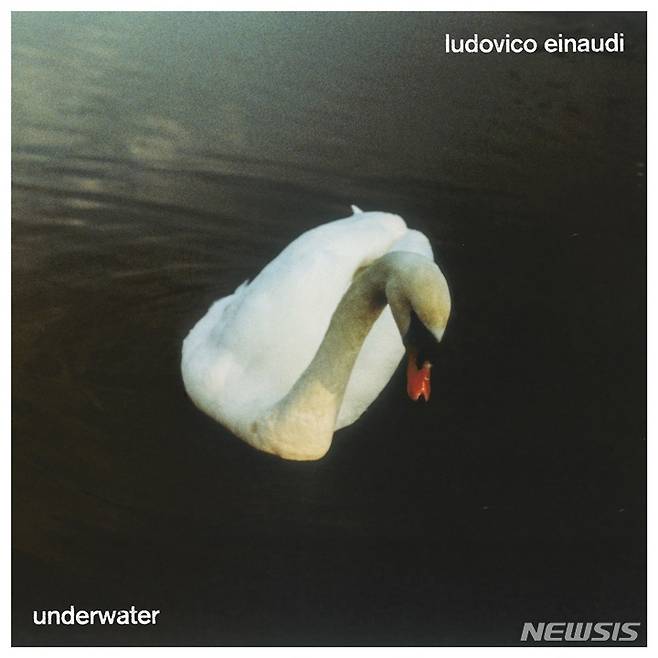 [서울=뉴시스] 이탈리아 작곡가 겸 피아니스트 루도비코 에이나우디가 20년 만에 피아노 솔로 앨범 '언더워터(Underwater)를 발매했다. (사진=유니버설뮤직 제공) 2022.01.23. photo@newsis.com *재판매 및 DB 금지