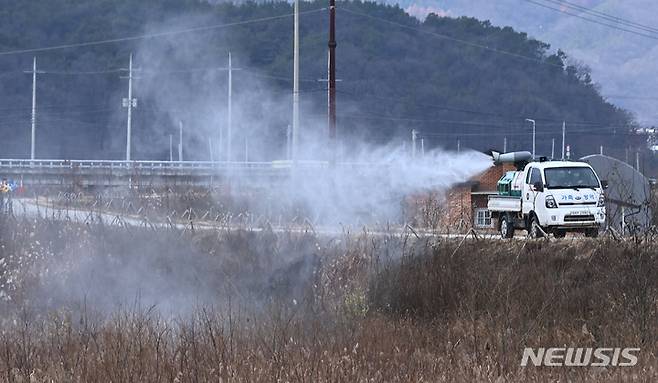 [이천=뉴시스] 김종택기자 = 조류인플루엔자 차단을 위한 방역을 하고 있다. 2021.11.23. jtk@newsis.com