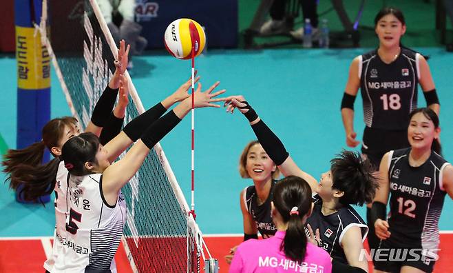 [광주=뉴시스] 권창회 기자 = 23일 오후 광주 서구 염주종합체육관에서 열린 '도드람 2021-2022 V리그 올스타전'에서 이소영이 스파이크 하고 있다. 2022.01.23. kch0523@newsis.com