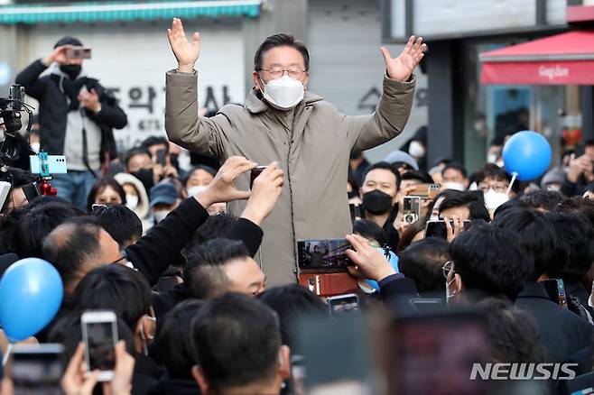 [안성=뉴시스] 국회사진기자단 = 이재명 더불어민주당 대선 후보가 23일 경기 안성시 명동거리에서 열린 '매타버스' 안성, 민심 속으로! 행사에서 시민들에게 연설을 하고 있다. 2022.01.23. photo@newsis.com