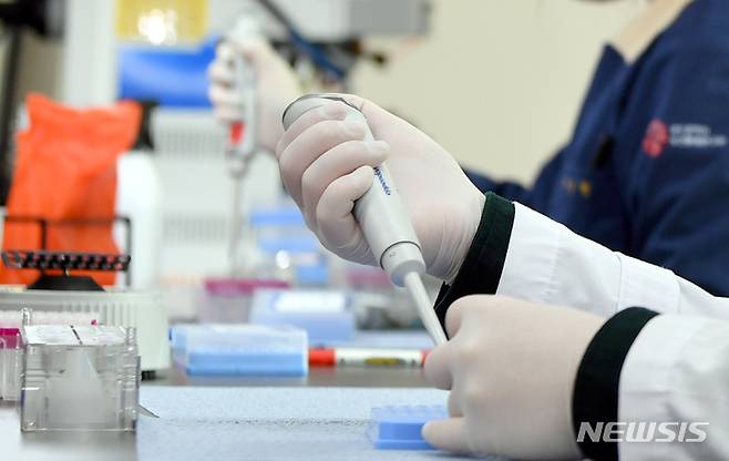 [광주=뉴시스] 광주시보건환경연구원 코로나19 변이 바이러스 검사. (사진=뉴시스 DB). photo@newsis.com *재판매 및 DB 금지