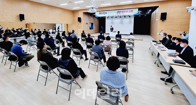 24일 송산3동 공공복합청에서 열린 업무보고회에 참석한 안병용 시장이 시민들에게 물류센터 건립에 대해 설명하고 있다.(사진=정재훈기자)