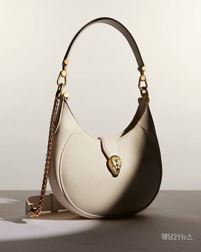 사진 : 불가리 아모로마 컬렉션 세르펜티 엘립스 핸드백 300만원