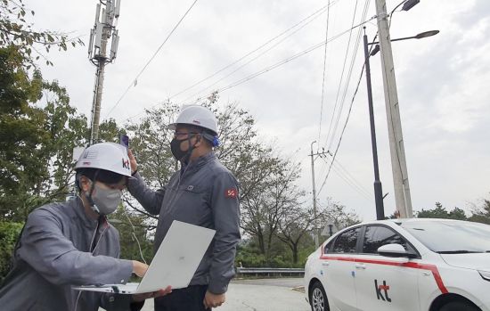 KT 직원들이 전남 담양 지역에서 LTE와 5G 장거리 프론트홀 테스트 진행 중인 모습. 사진=KT