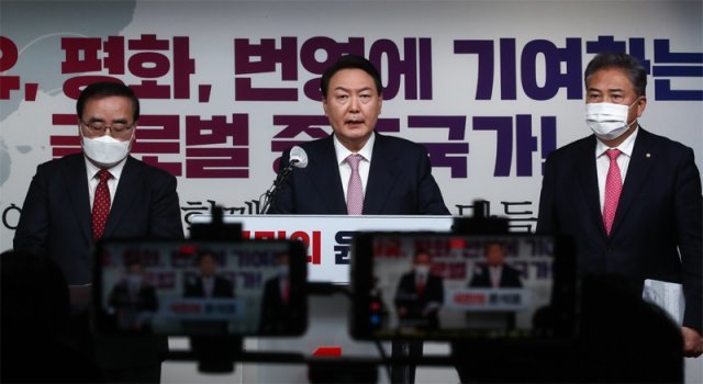 국민의힘 윤석열 대선 후보(가운데)가 24일 서울 여의도 당사에서 외교·안보 관련 공약을 발표하고 있다. 사진공동취재단