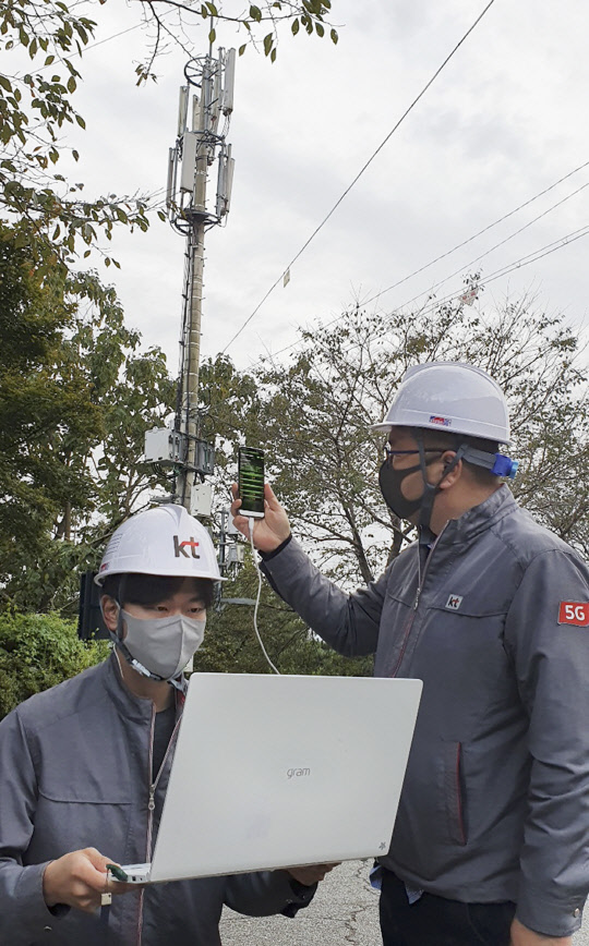 KT 직원들이 전남 담양 지역에서 LTE와 5G 장거리 프론트홀 테스트를 진행하고 있다. KT 제공
