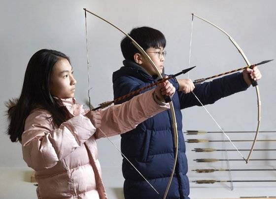 이은별(왼쪽)·김재신 학생기자가 영집 궁시박물관을 찾아 국궁과 관련된 유물을 살펴보고, 직접 방태기 활도 만들어 쏴봤다.