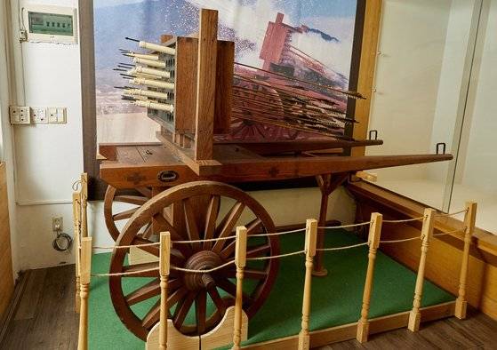 신기전은 화약을 장치하거나 불을 달아 쏘던 화살이다. 중신기전을 약 100여 개까지 한 번에 쏠 수 있는 화차의 모습.