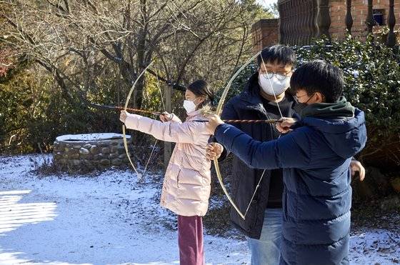 줌손으로 활을 잡고 깍지손으로 시위를 건 상태에서 활을 정수리 높이까지 올린 다음 깍지손이 귀까지 오도록 힘껏 당기면서 입꼬리 정도 높이에서 과녁을 향해 쏜다.