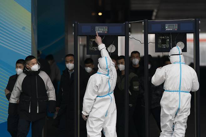 중국 보안요원들이 24일 운영을 시작한 베이징 동계올림픽 메인미디어센터에 금속탐지기를 설치하고 있다.  베이징 | AP연합뉴스