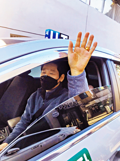 22년째 택시 운전사로 일하고 있는 김남섭 성도가 17일 서울 강남구 테헤란로에서 성경통독 앱이 재생 중인 운전석에 앉아 손을 흔들고 있다.
