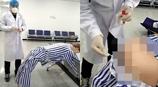 항문 검체 채취 유전자증폭(PCR) 검사를 시연하고 있다. /사진 = 웨이보