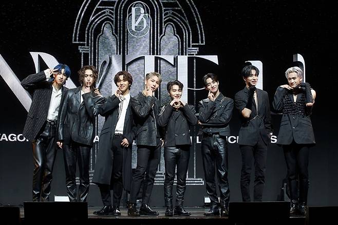 24일 오후 4시, 서울 광진구 예스24 라이브홀에서 펜타곤의 미니 12집 '인바잇유'(IN:VITE U) 발매 기념 쇼케이스가 열렸다. 왼쪽부터 우석, 신원, 홍석, 키노, 진호, 여원, 유토, 옌안. 큐브 엔터테인먼트 제공