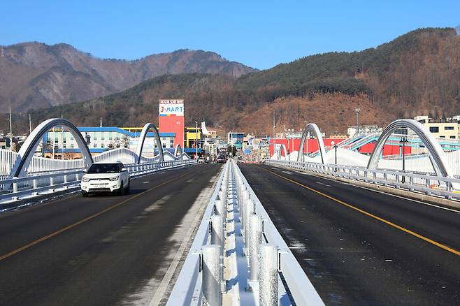 국도 44호선에 연결된 강원 인제군 북면 원통교가 4차로로 확장돼 오는 25일 개통한다. 사진은 인제군 원통교.